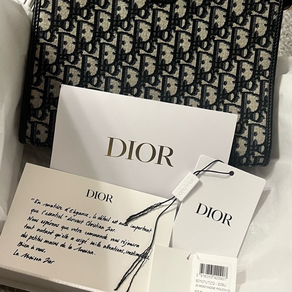 ❣️HOT PRICE $700❣️ 30 Montaigne Dea Pouch